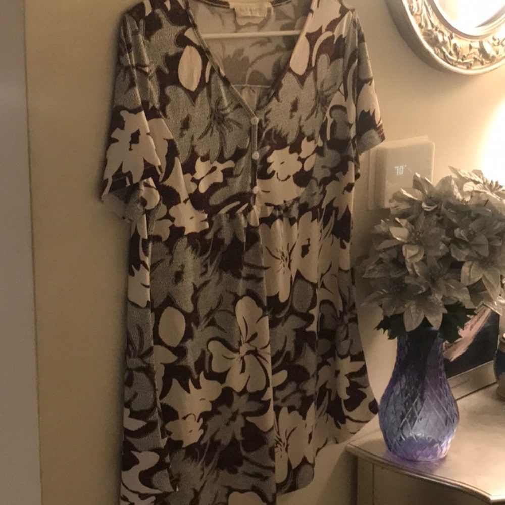 Pretty tunic top with maroon, grey and white!  Size XL.